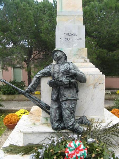 Tricase - piazza Alfredo Codacci Pisanelli - Uno scorcio del Monumento ai Caduti Tricase - piazza Alfredo Codacci Pisanelli - Uno scorcio del Monumento a...